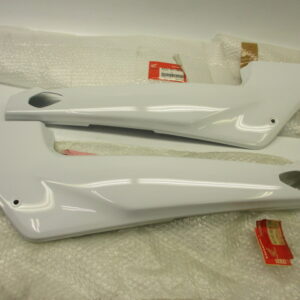 Zijdeksels links- en rechts NH-196 wit Honda NSR50 NOS (modellen Spanje en Frankrijk met inbouwknipperlichten!) Artikelnr.: 33400-GE3-761