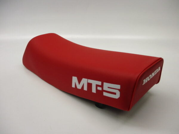 Sadel ny röd MT50 AD01 modell 84-85